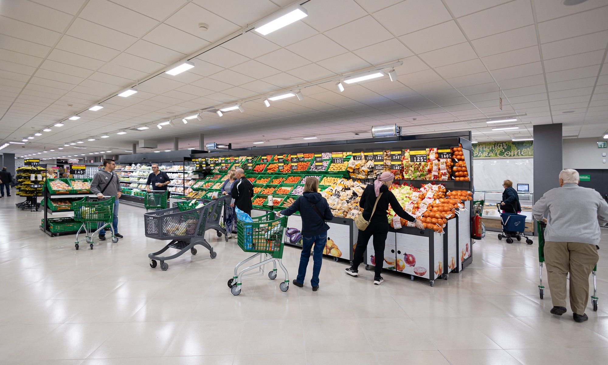 Diverses persones comprant en un supermercat Mercadona Diverses persones comprant en un supermercat Mercadona