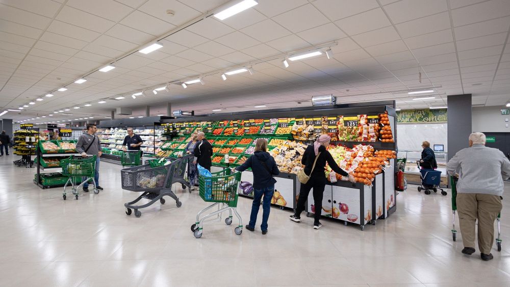 Varias personas comprando en un supermercado Mercadona Varias personas comprando en un supermercado Mercadona