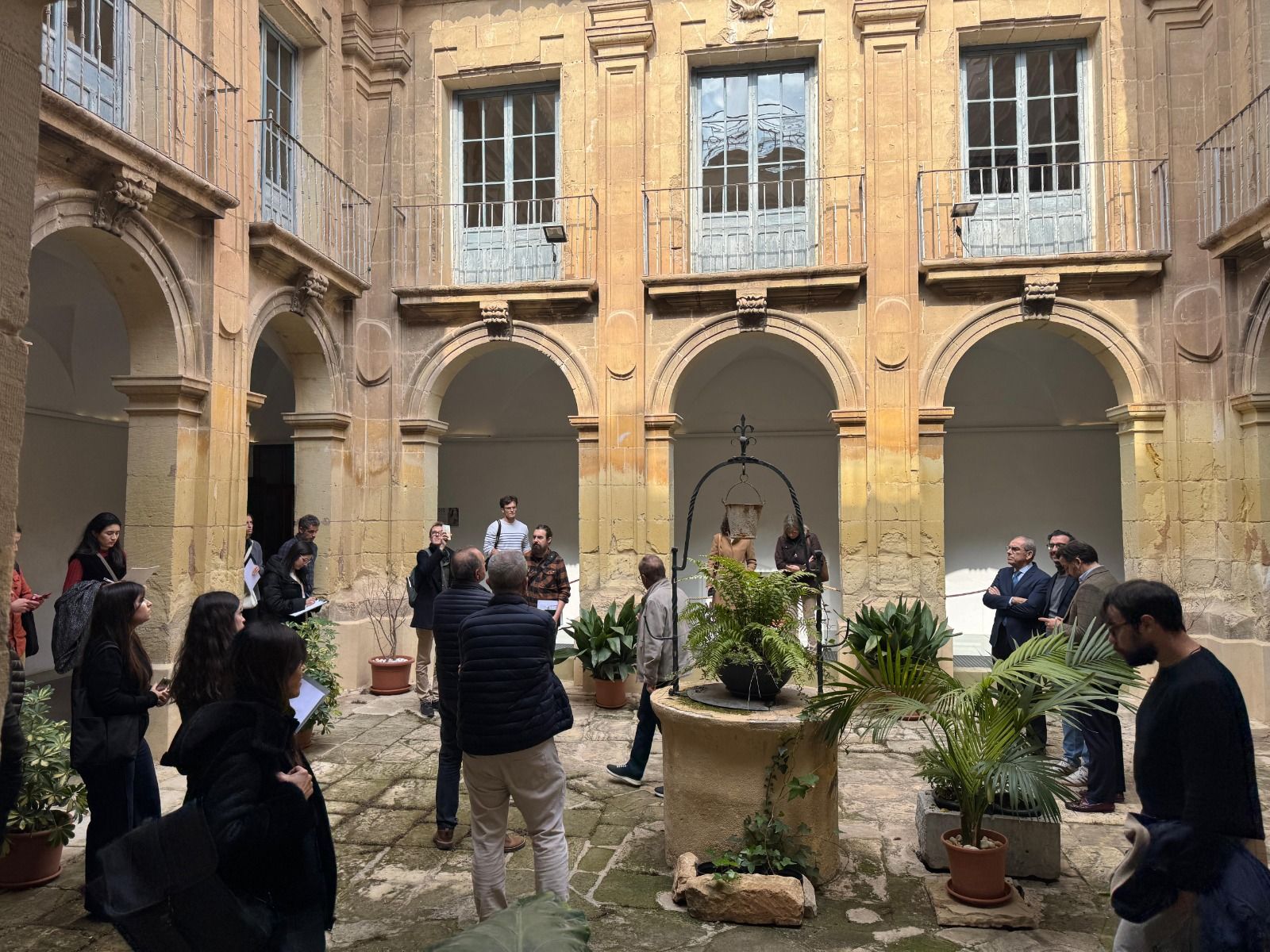 Visita dels estudis d'arquitectura a les Clarisses
