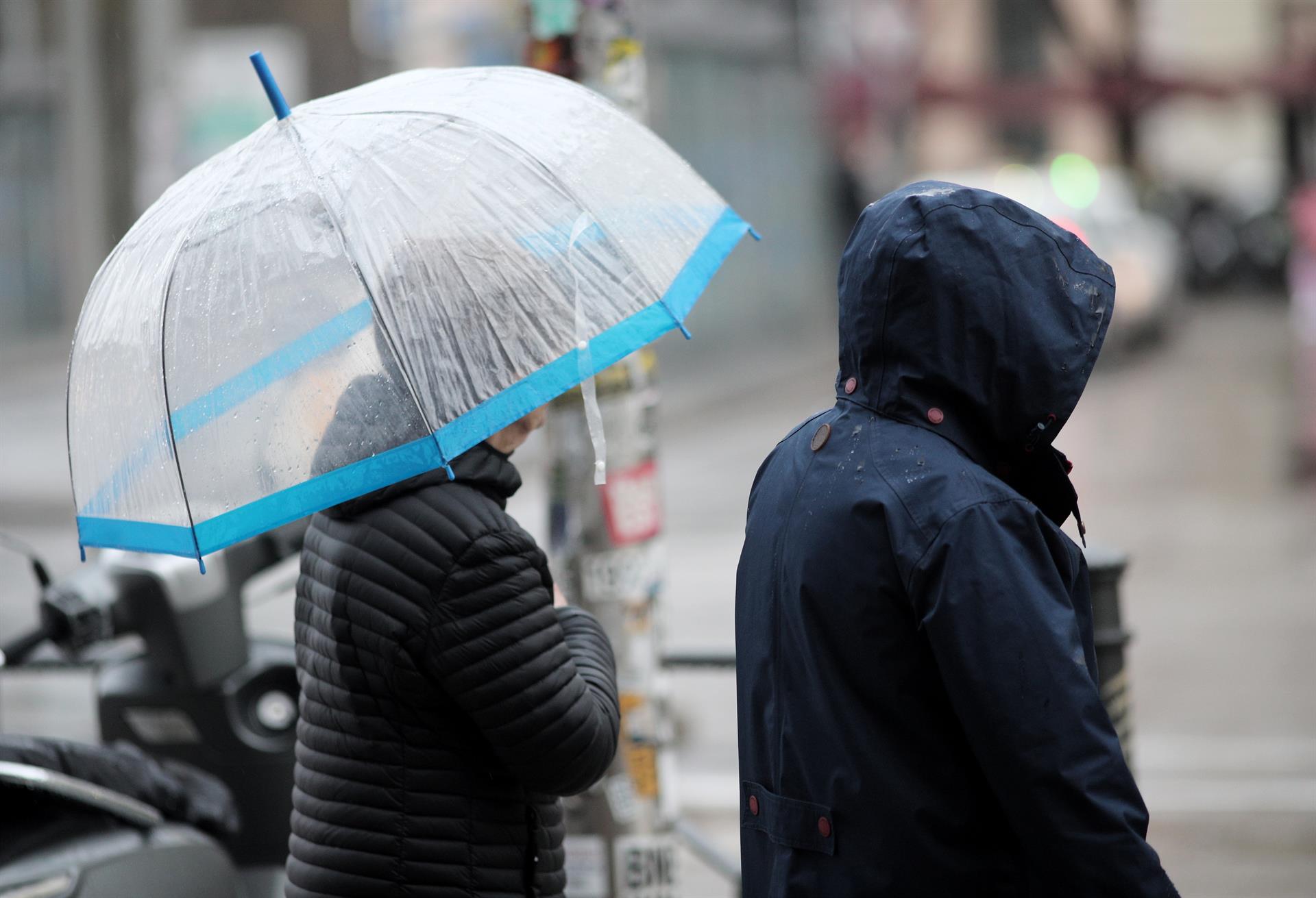 Dos personas bajo la lluvia en Alicante