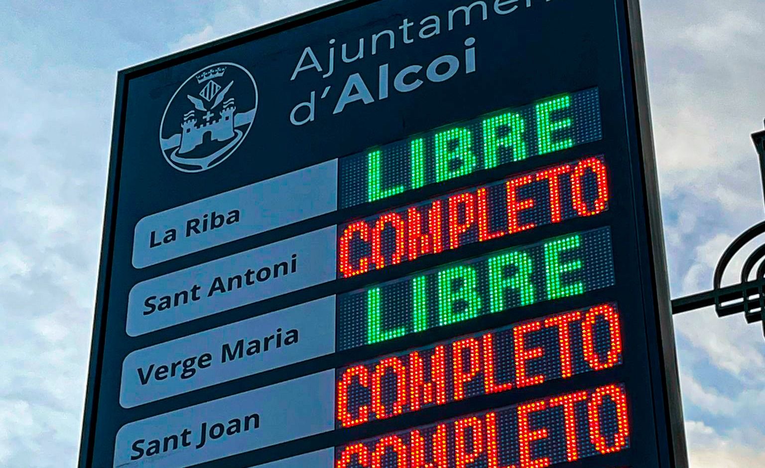 Panell informatiu d'aparcaments a Alcoi