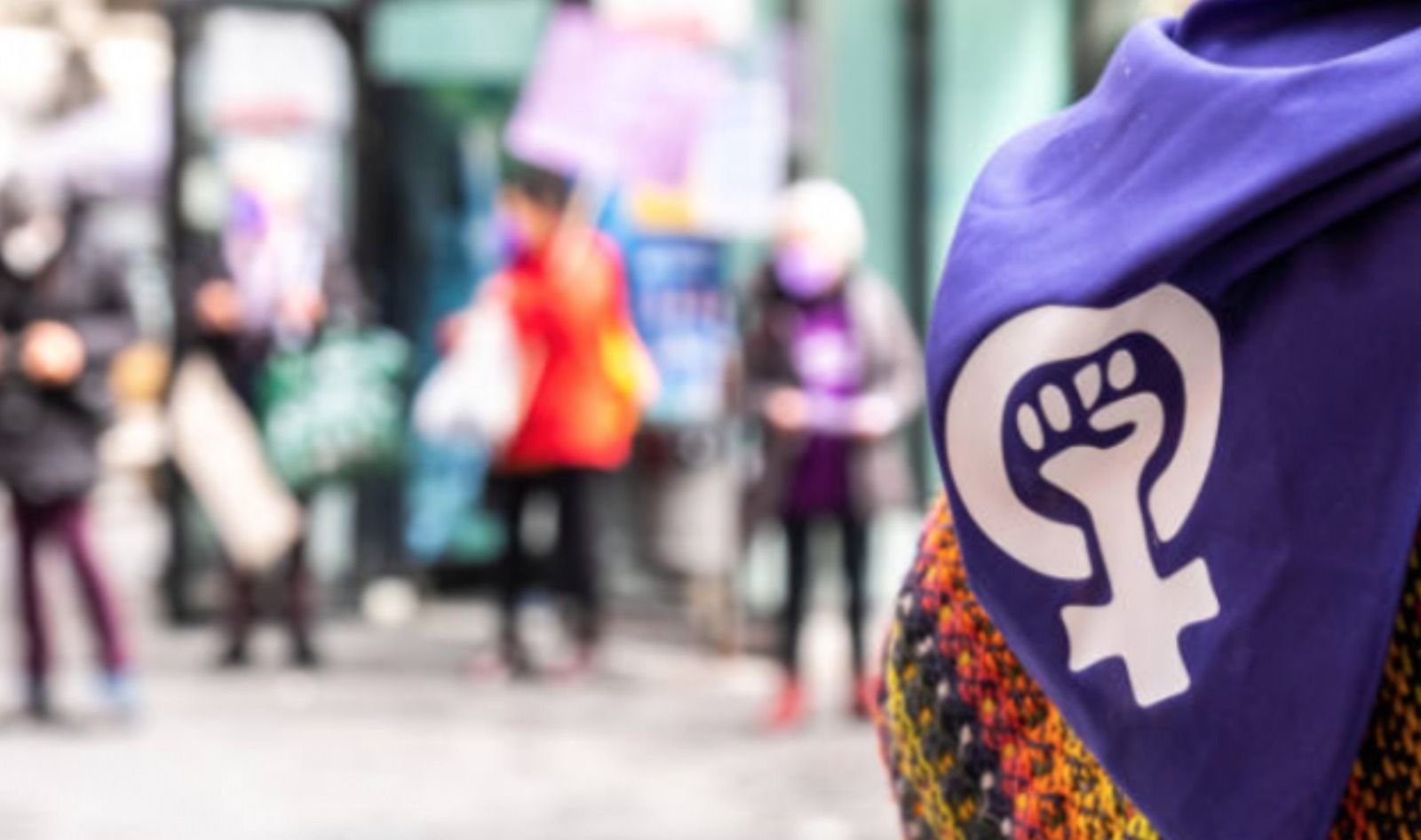 Varias mujeres celebran el 8M en Alicante