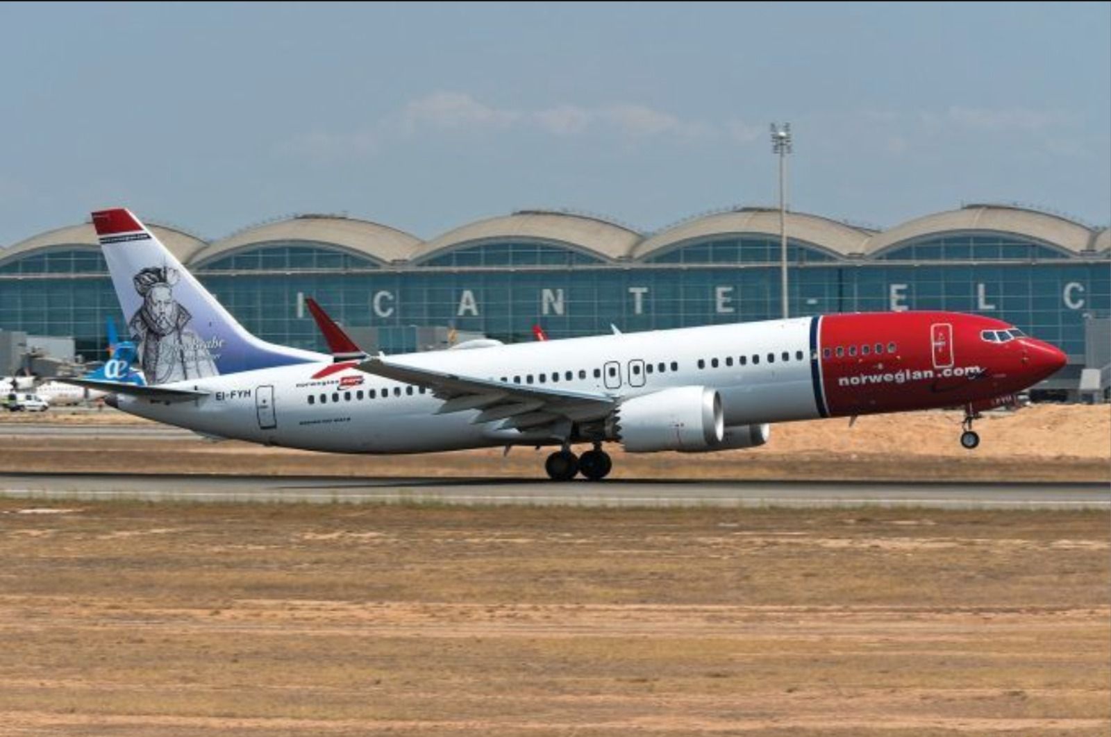 Un avión despega desde el aeropuerto de Alicante