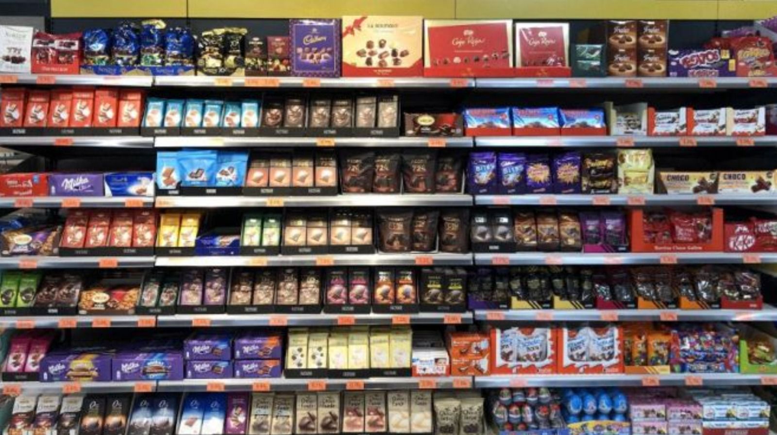 Estantes de chocolates en un supermercado de Mercadona