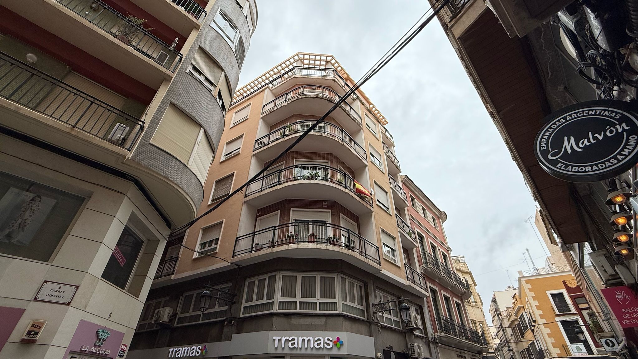 Cablejat aeri en un carrer d'Elx