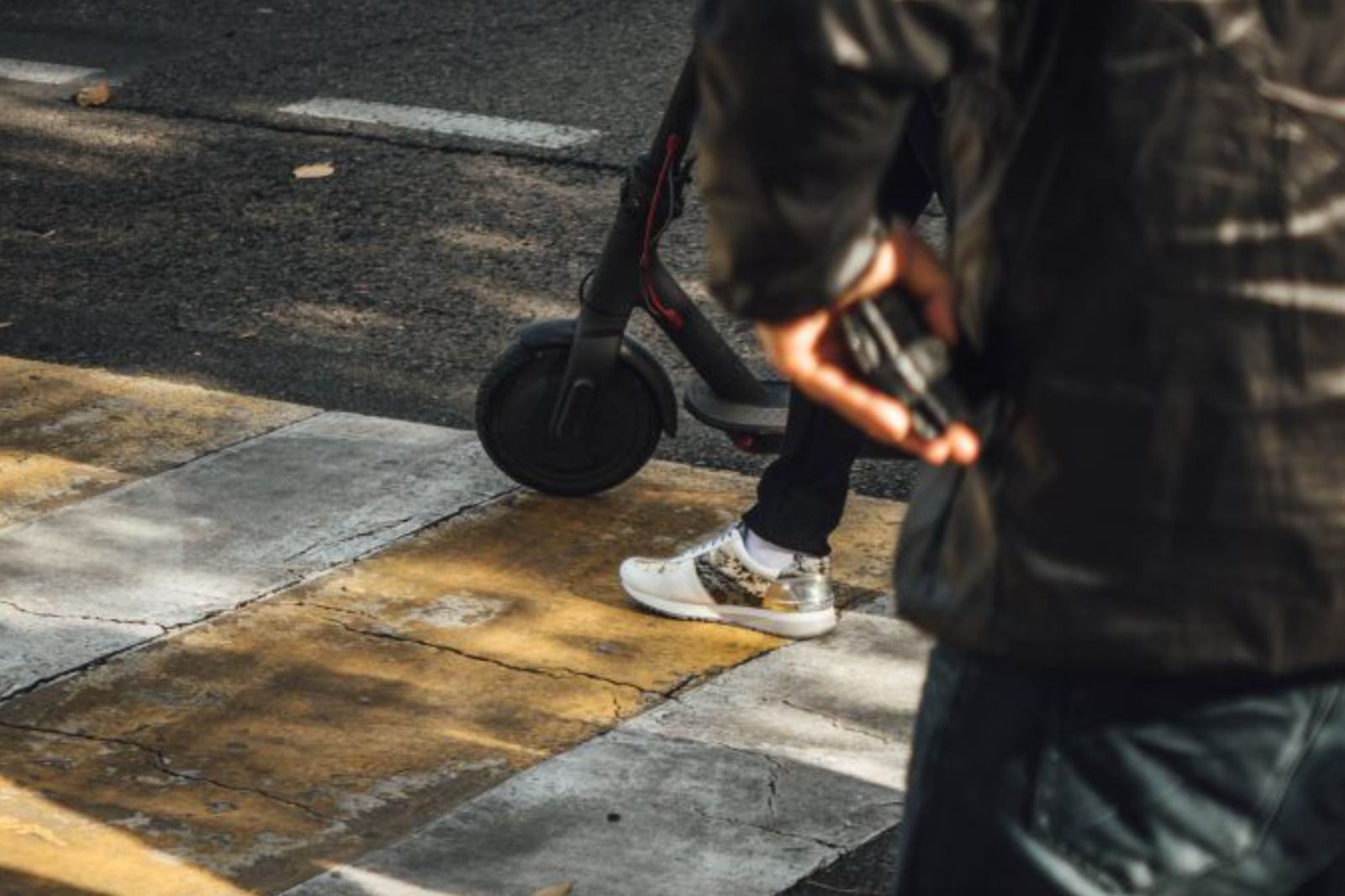 Una persona utilitza un patinet elèctric