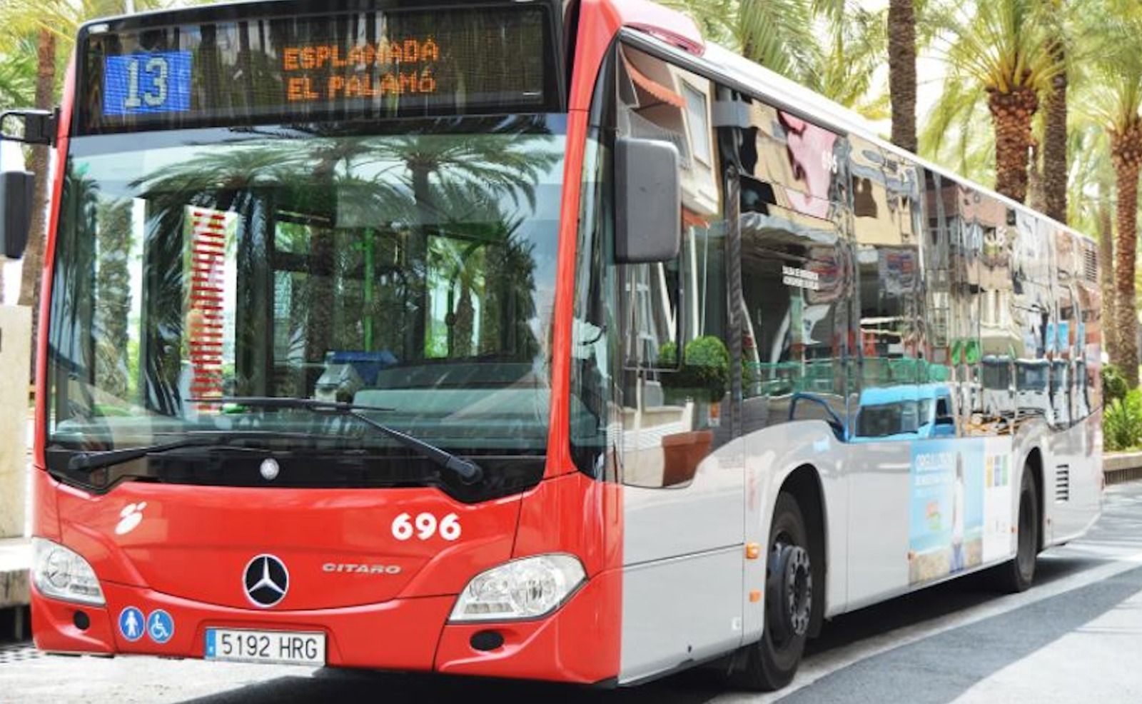 Línea 13 de l'autobús urbà d'Alacant en l'antiga parada de L'Esplanada