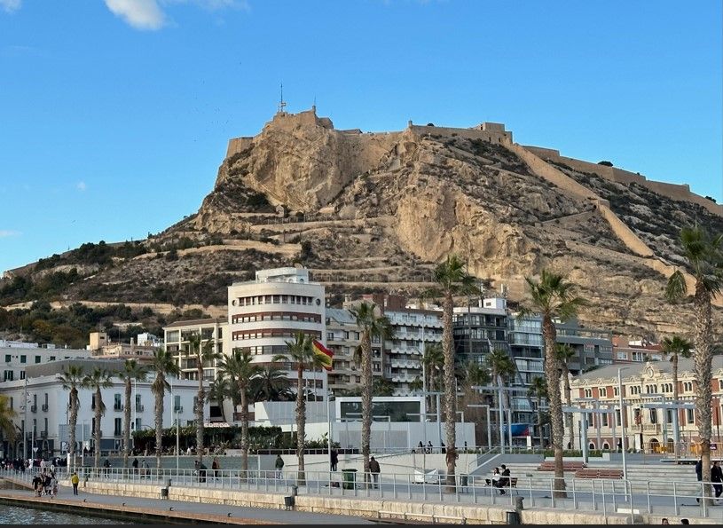 Castillo de Santa Bárbara desde el Puerto