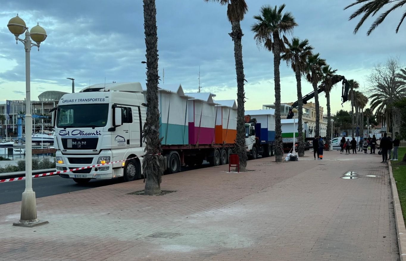 Un camión transporta las renovadas casetas de los 'hippies' en Alicante