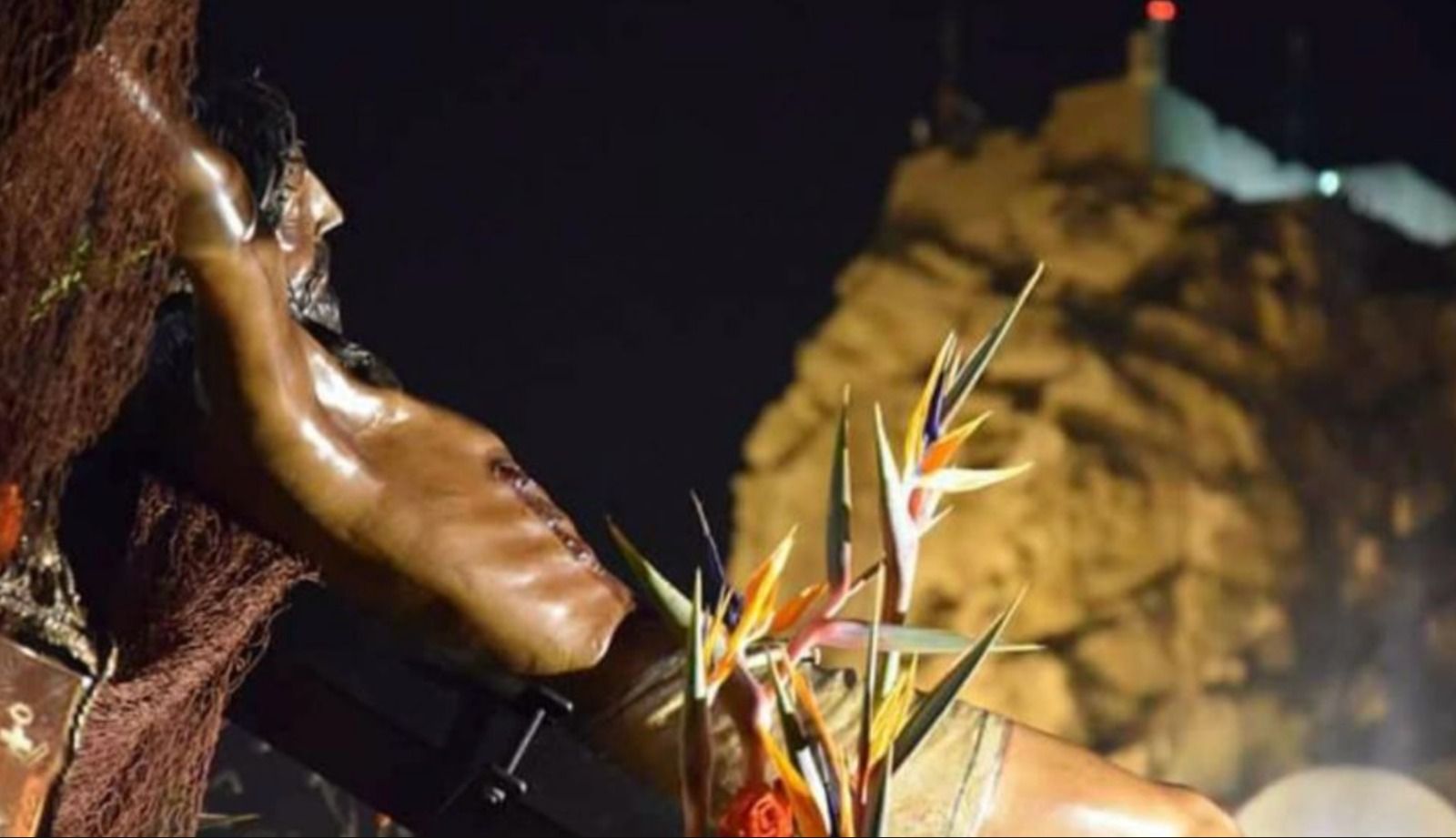 La imatge de Jesús en una processió d'Alacant amb el Castell de fons