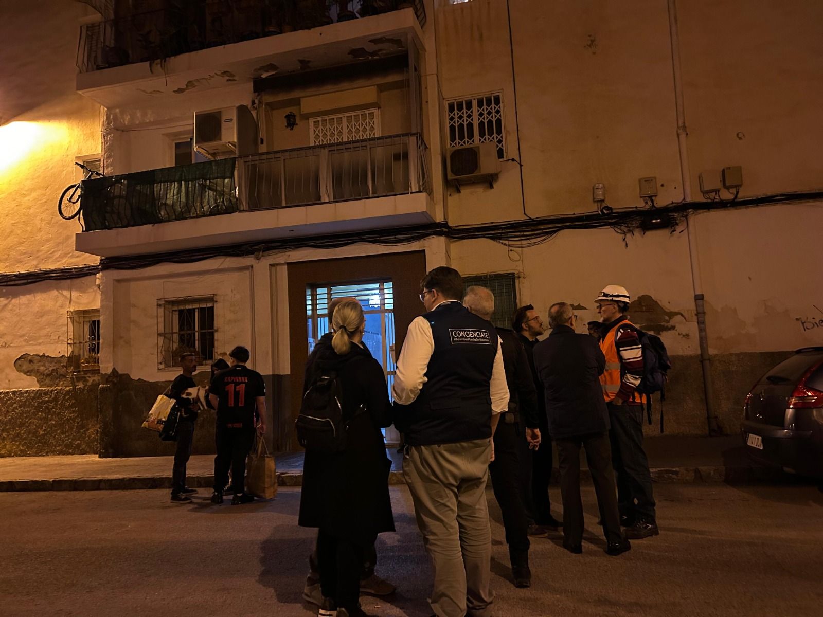 Tècnics municipals durant el desallotjament en el barri de San Antón