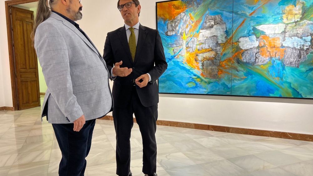 El diputat de Cultura, Juan de Dios Navarro, al costat de l'artista Garbis Hofman El diputat de Cultura, Juan de Dios Navarro, al costat de l'artista Garbis Hofman
