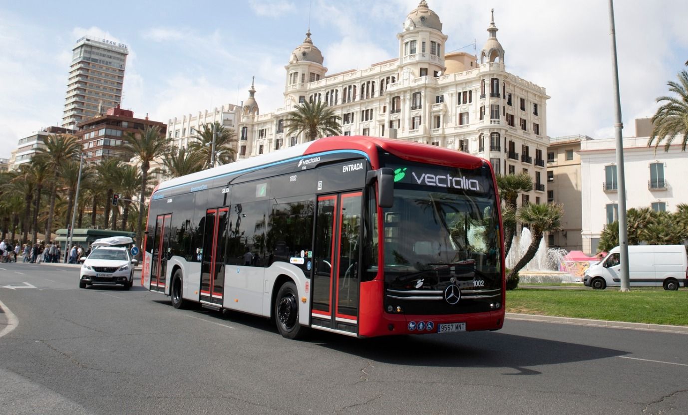 Autobús eléctrico en la plaza del Mar de Alicante