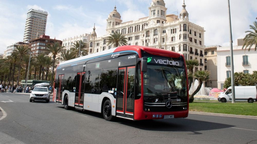 Autobús eléctrico en la plaza del Mar de Alicante Autobús eléctrico en la plaza del Mar de Alicante