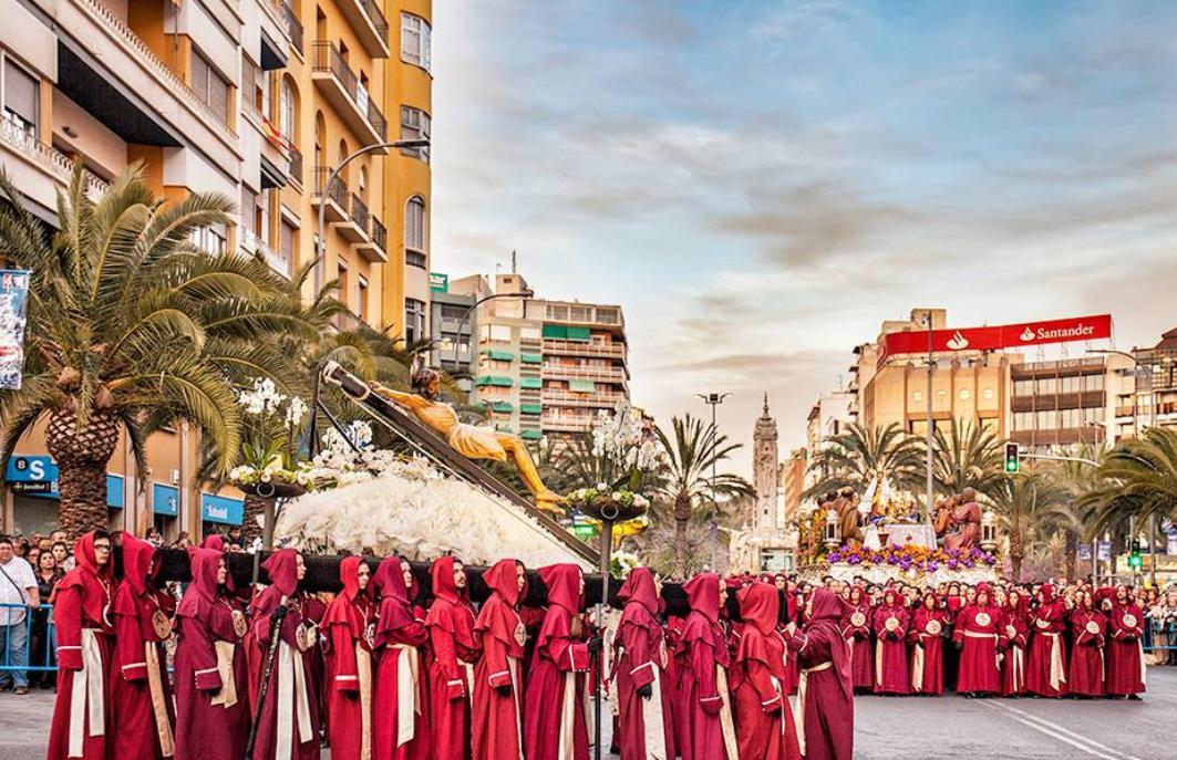 Trobada dels passos del Sant Sopar enfront de Diputació (Foto: Vicente Martínez)