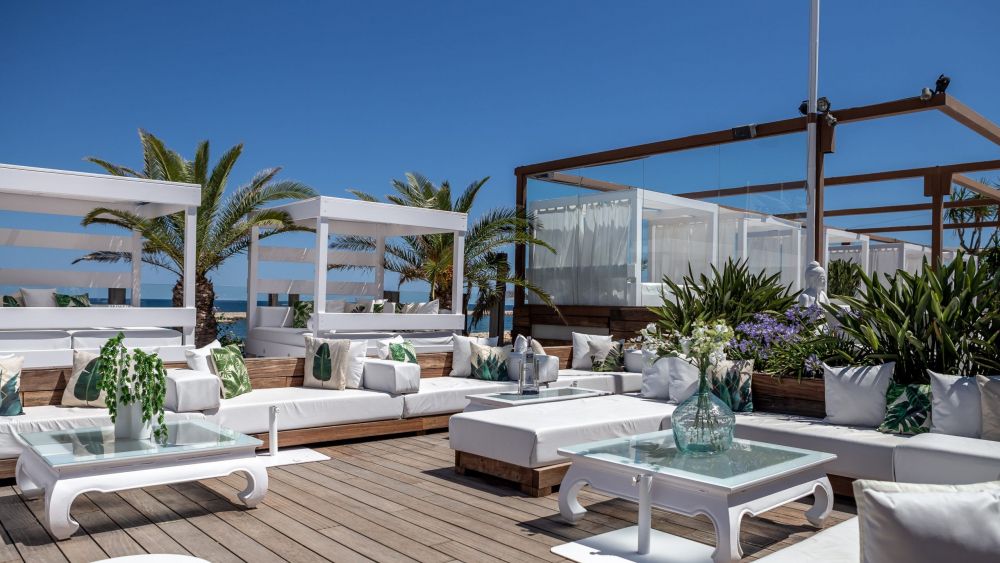 Zona de camas en Zensa Beach Club Zona de camas en Zensa Beach Club