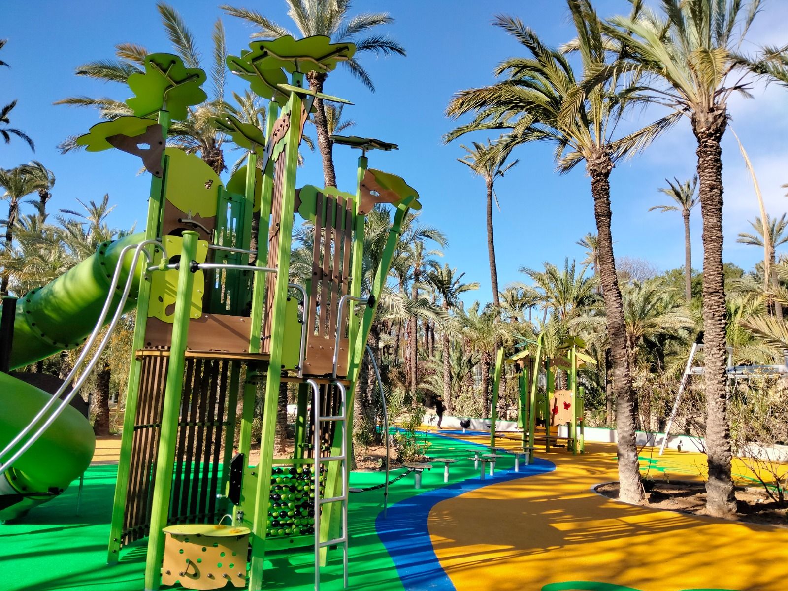 Nuevas zonas de juegos infantiles en El Palmeral de Alicante