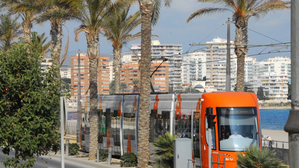 Un convoy del TRAM d'Alacant a su paso por la playa de Muchavista Un convoy del TRAM d'Alacant a su paso por la playa de Muchavista