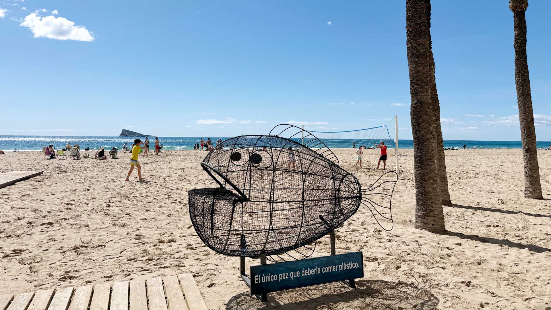 Escultura d'un peix a la platja de Ponent de Benidorm