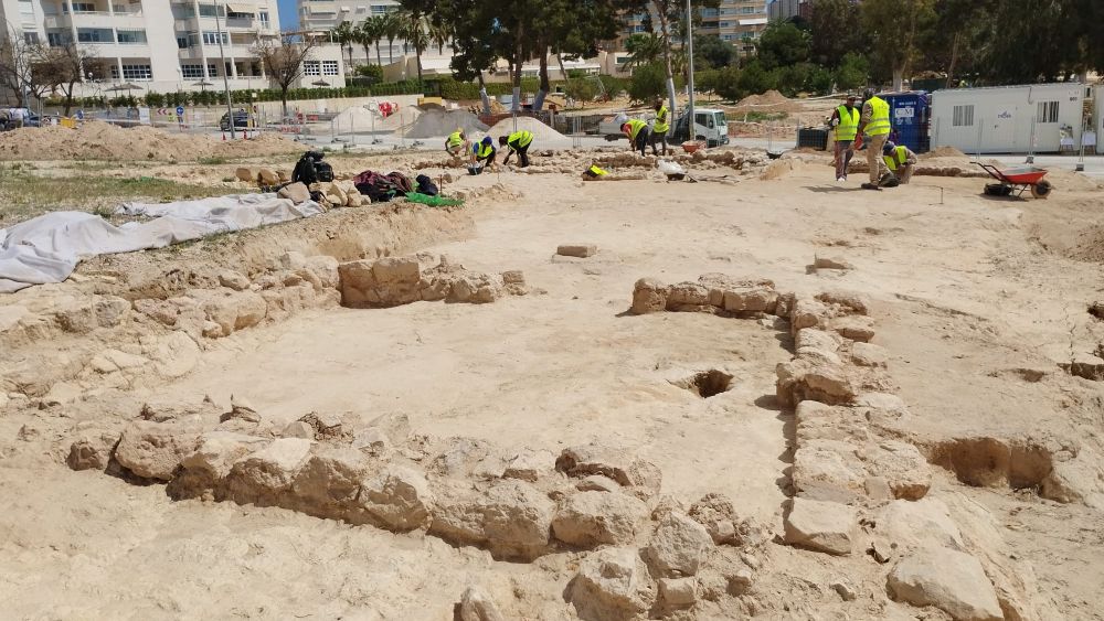 Equipos de excavación en el yacimiento de La Almadraba Equipos de excavación en el yacimiento de La Almadraba