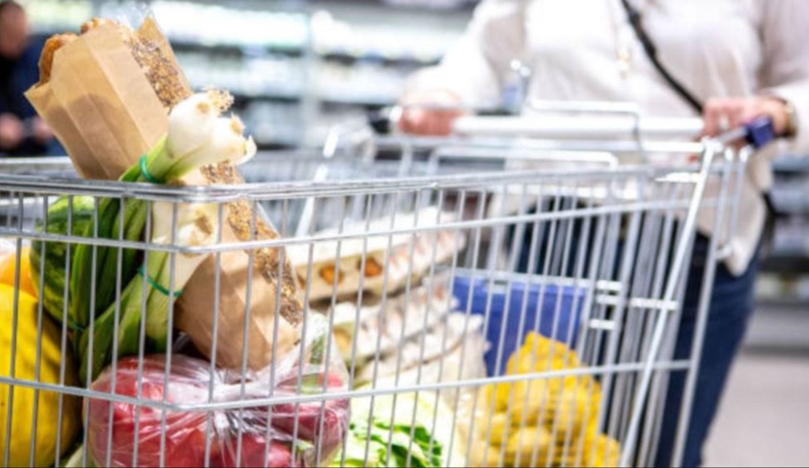 Una dona compra en un supermercat d'Alacant