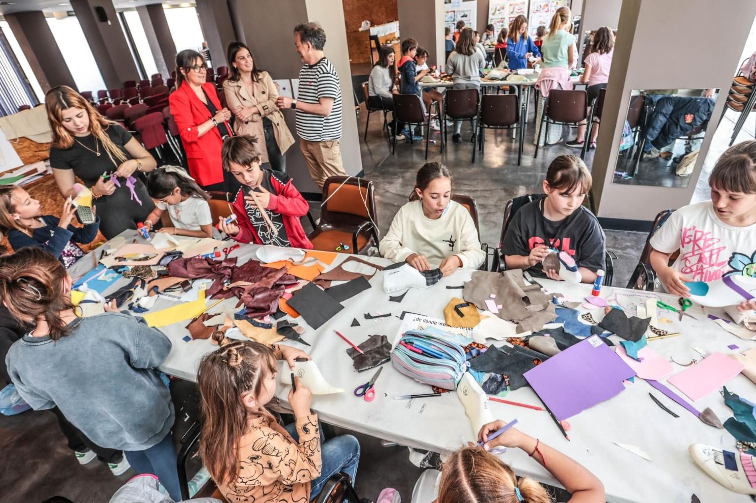 Participants en tallers de PascuCalza a Elda