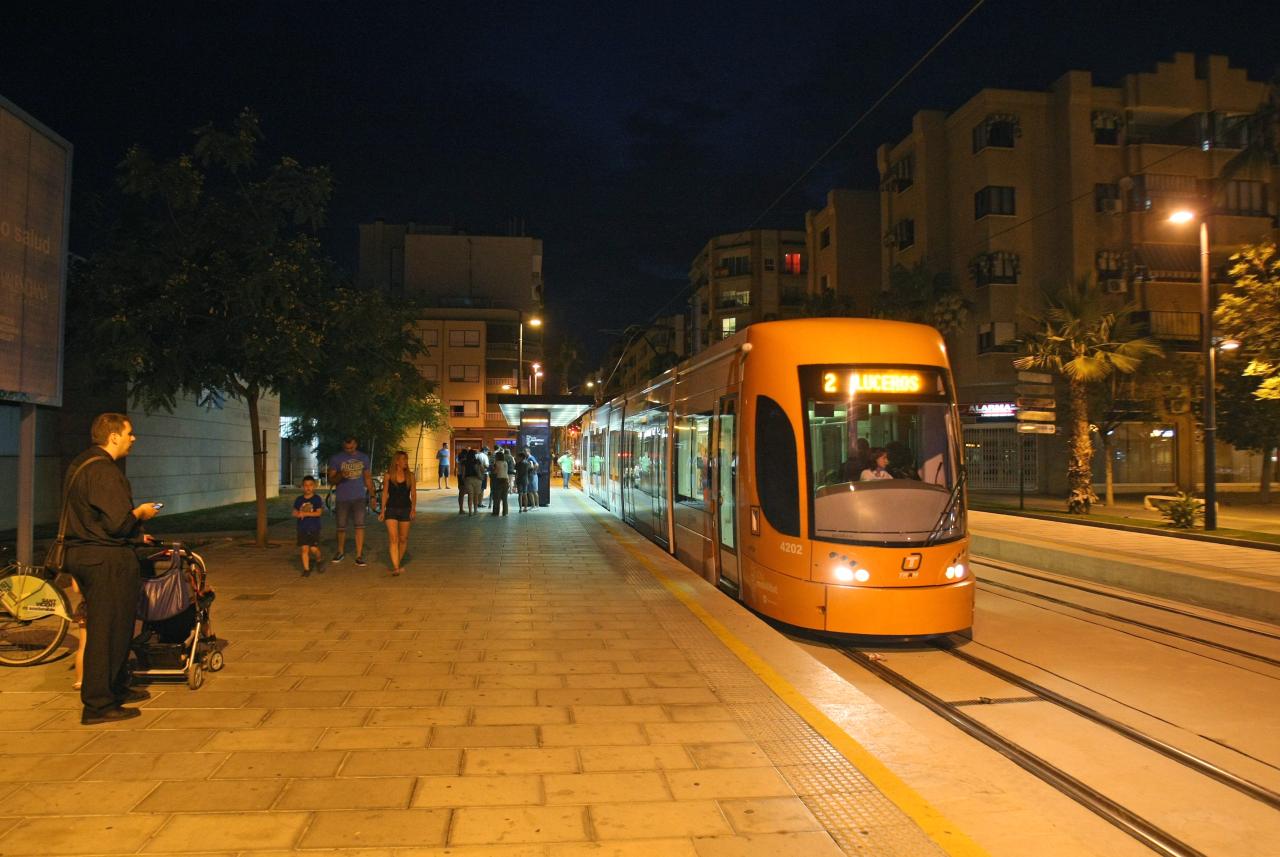 TRAM nocturn a la parada de Sant Vicent del Raspeig