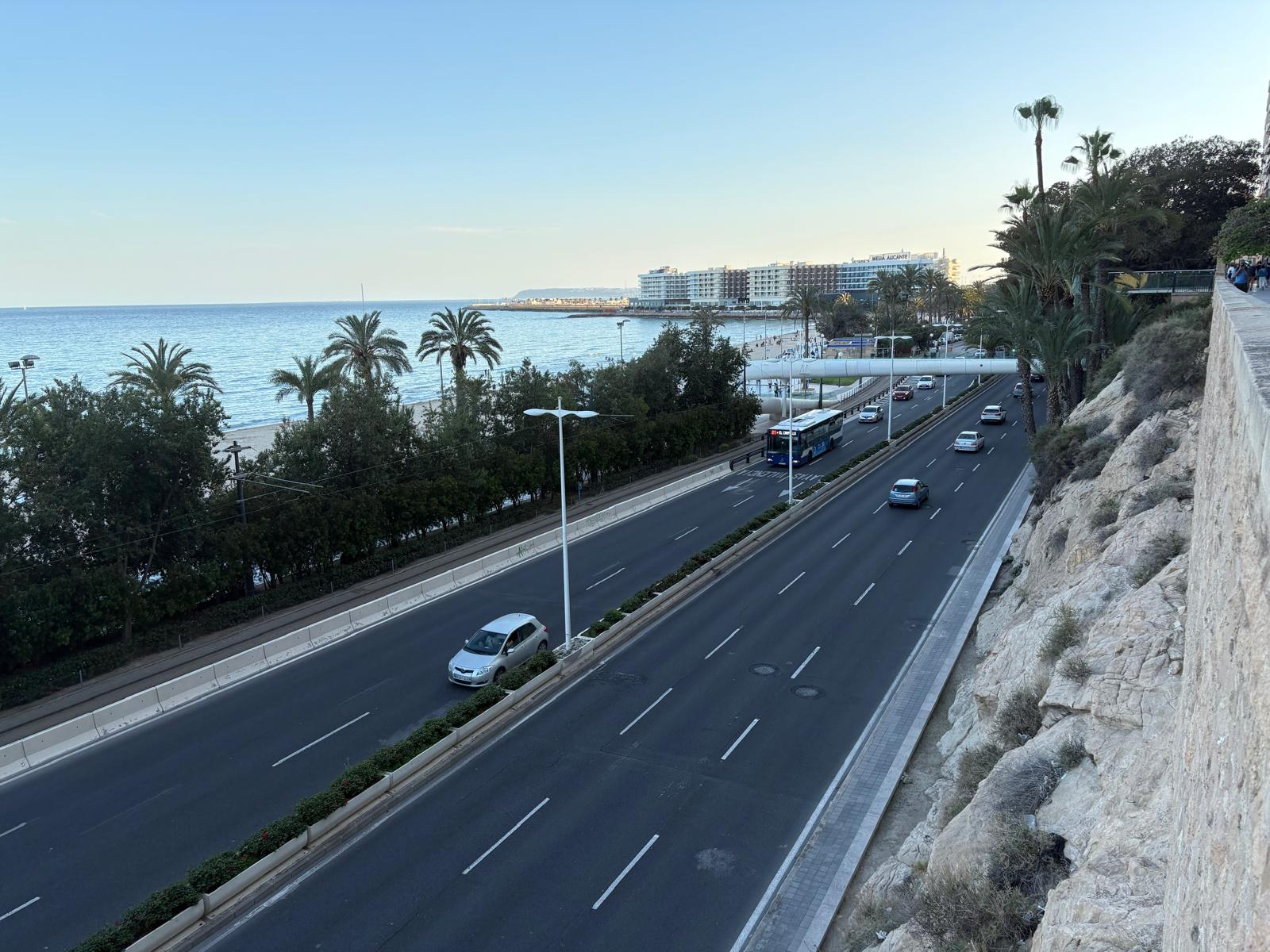 Varios coches en la avenida de Jovellanos en Alicante