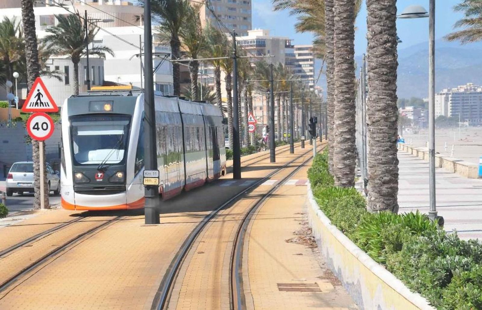 La L1 del TRAM a su paso por la playa de Muchavista