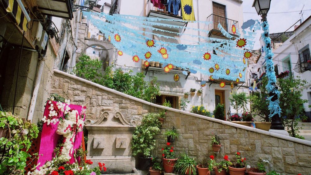 Barrio de Santa Cruz decorado por las Cruces de Mayo Barrio de Santa Cruz decorado por las Cruces de Mayo