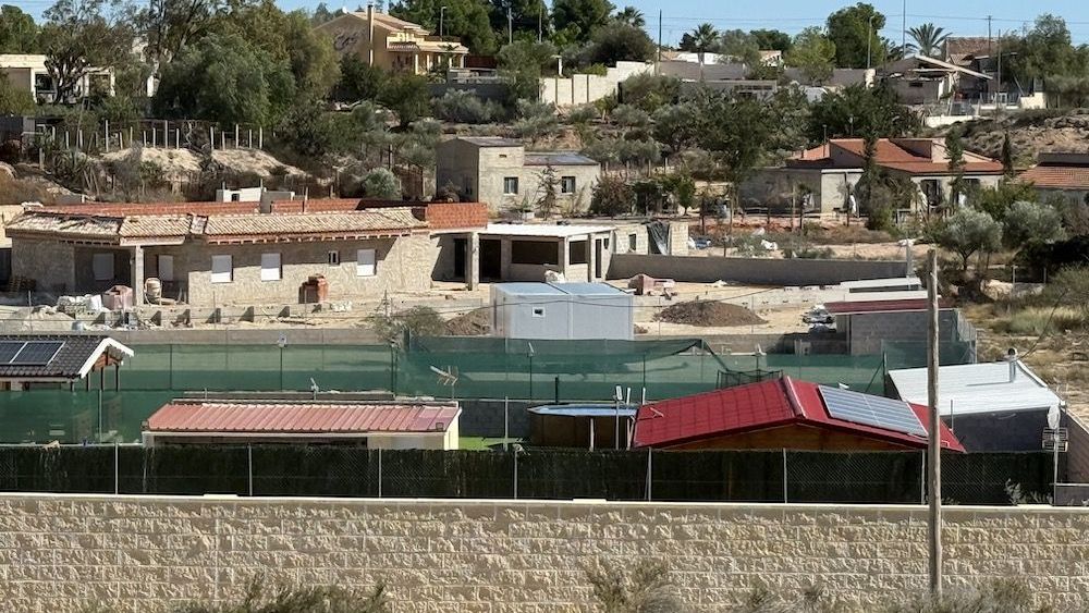 Asentamientos ilegales en la Cañada del Fenollar en Alicante (Foto: AA.VV Cañada del Fenollar) Asentamientos ilegales en la Cañada del Fenollar en Alicante (Foto: AA.VV Cañada del Fenollar)