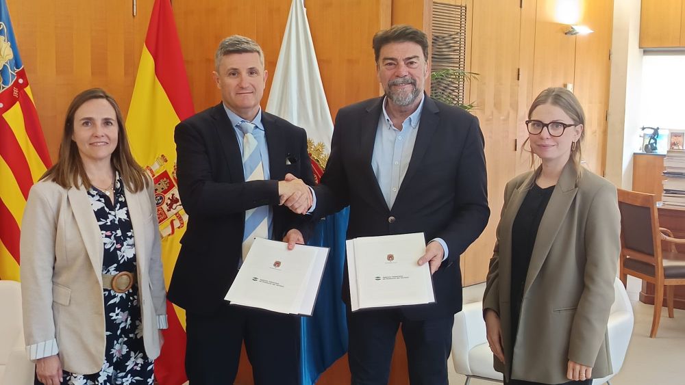 Firma del convenio de colaboración entre el Ayuntamiento y la AVPT Firma del convenio de colaboración entre el Ayuntamiento y la AVPT
