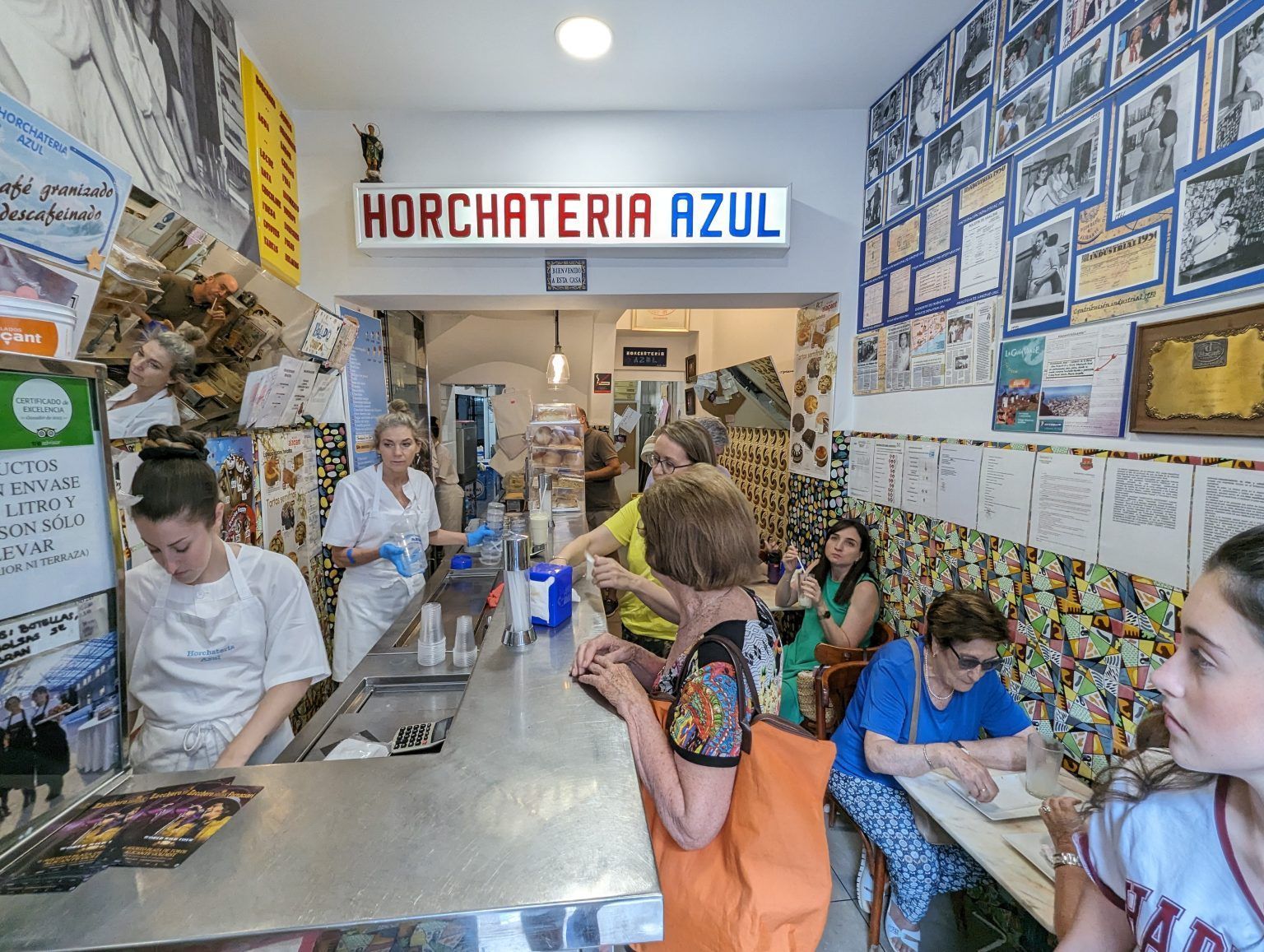 Interior de la horchetería Azul en Alicante (Foto: Asociación de Comerciantes Calderón de la Barca)
