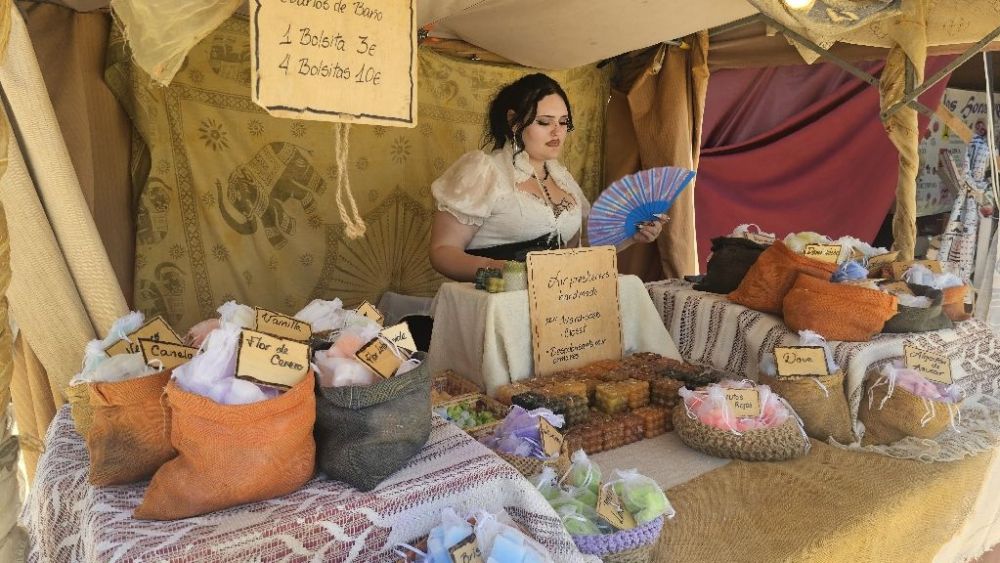 Puesto de artesanía del mercado medieval de La Vila Joiosa Puesto de artesanía del mercado medieval de La Vila Joiosa