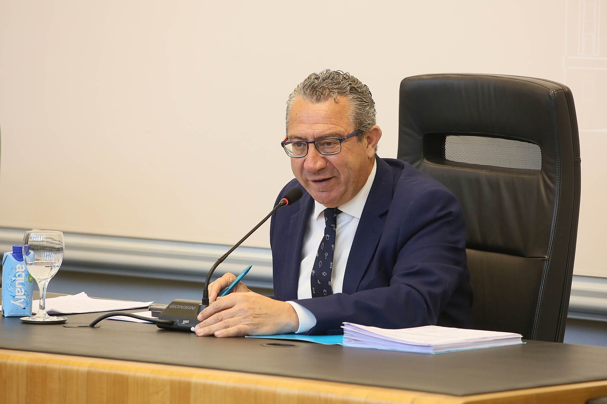 Toni Pérez durant la sessió plenària de la Diputació