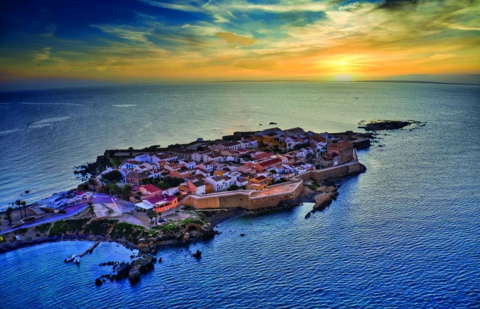 Illa de Tabarca en el capvespre