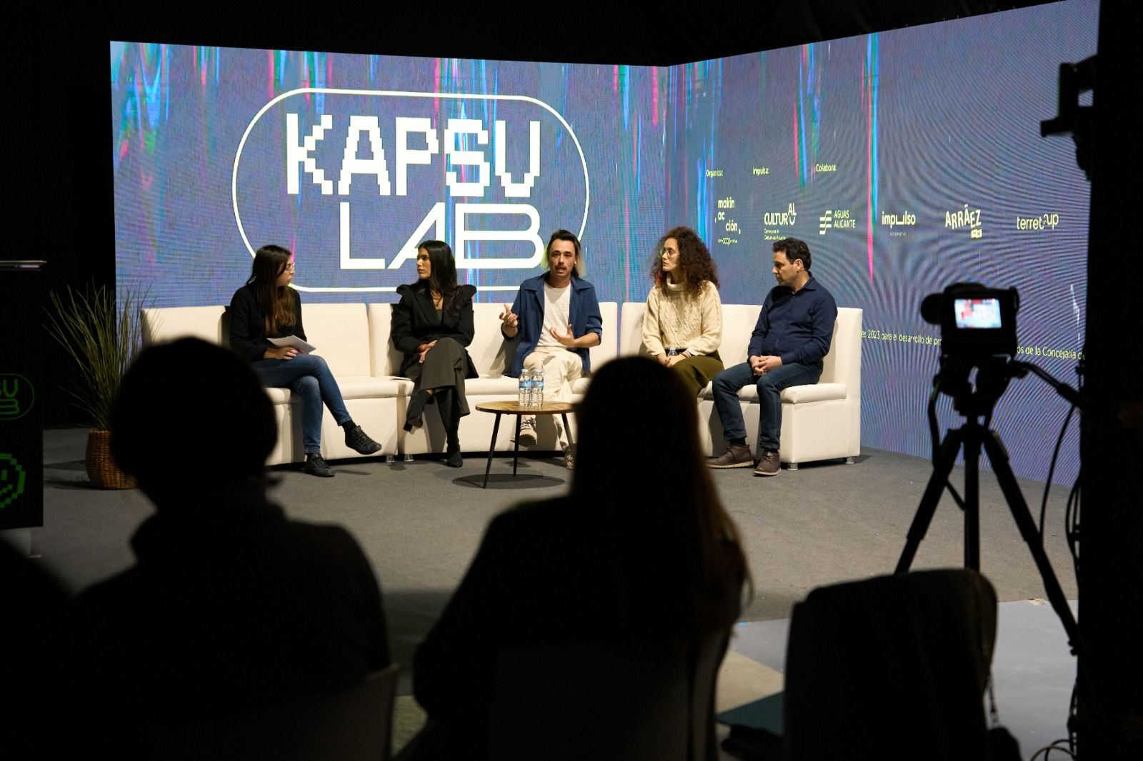 Mesa redonda del evento Kapsulabia en Alicante