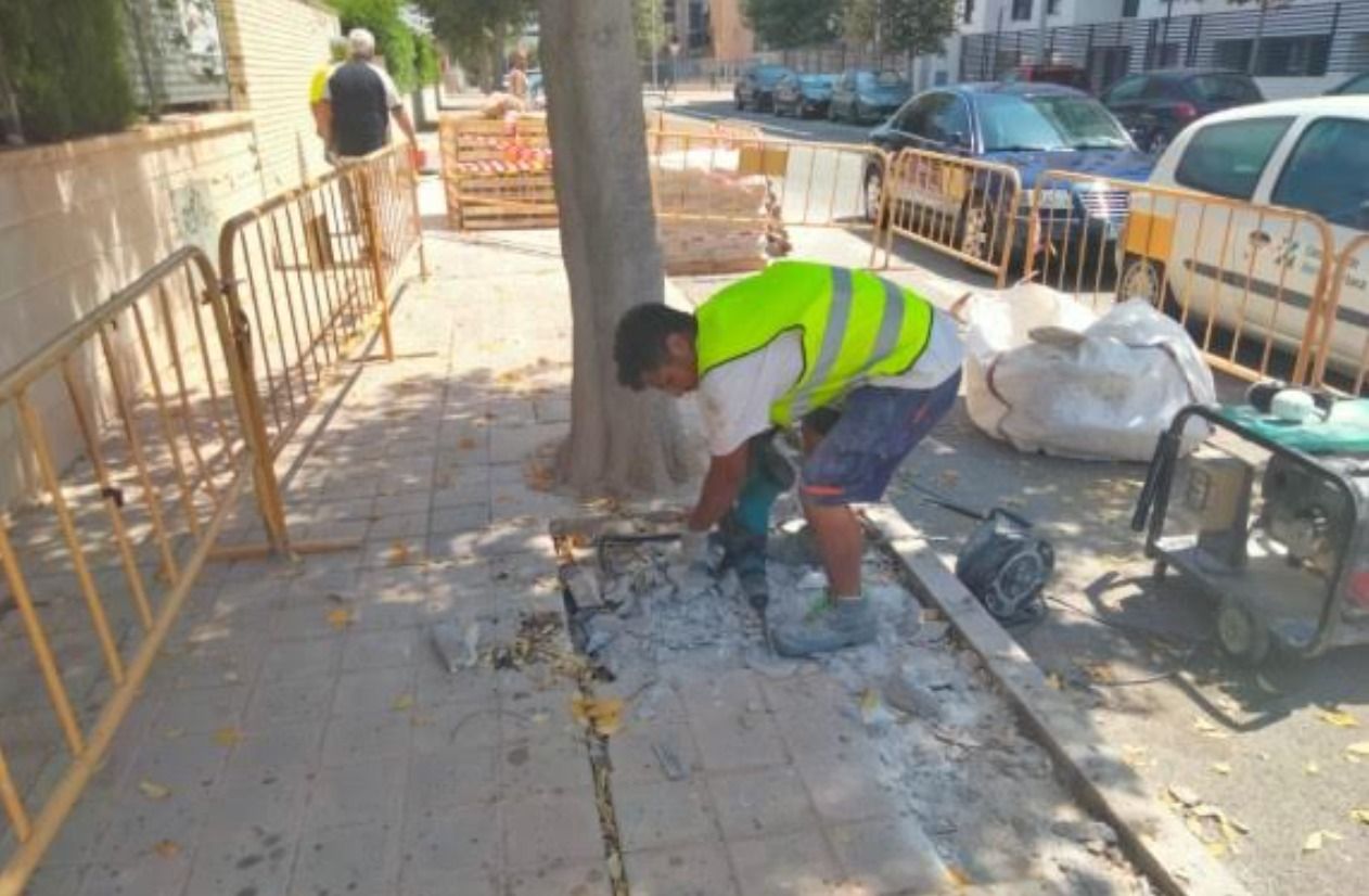 Un treballador repara una vorera a Alacant