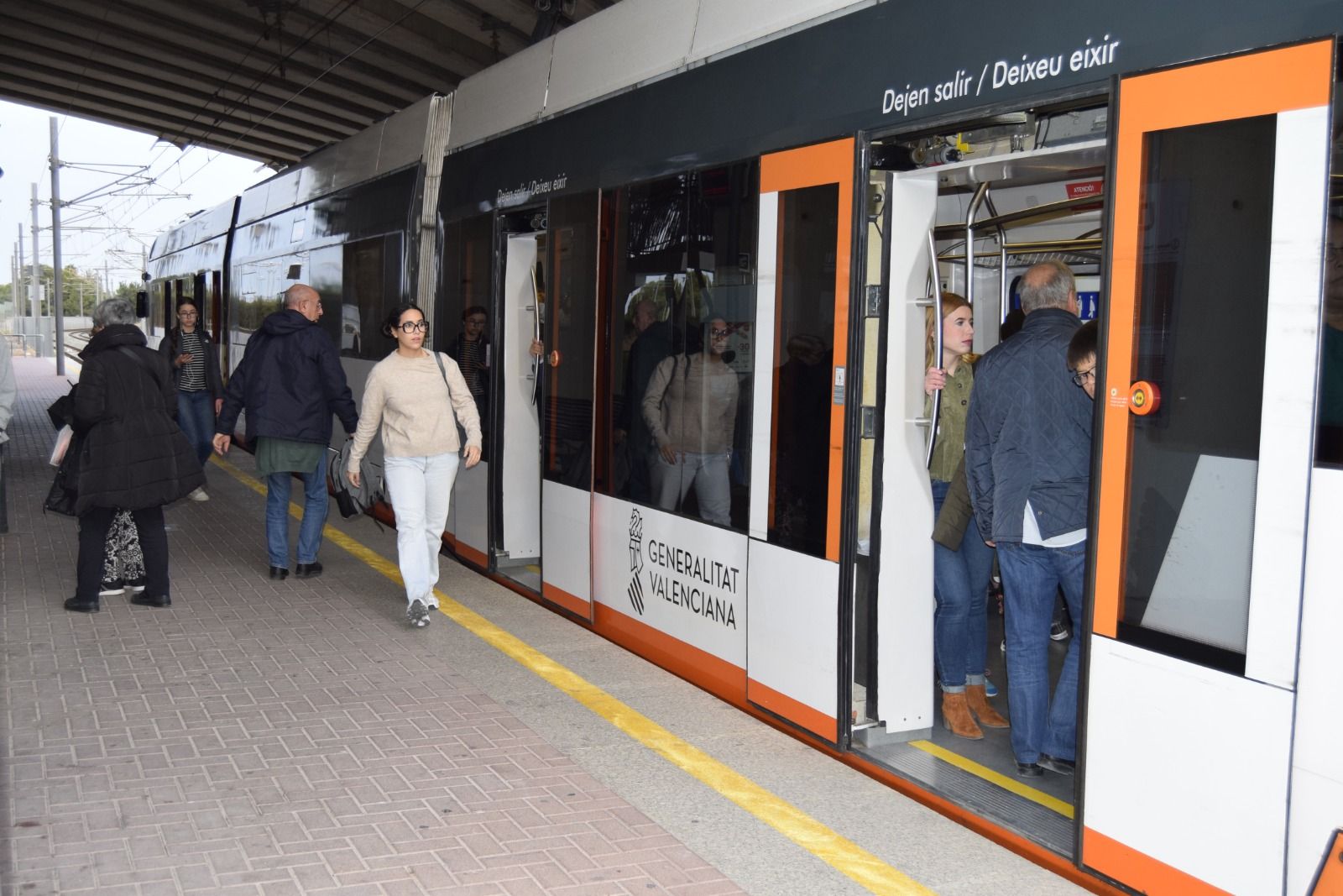 Viajeros en el TRAM
