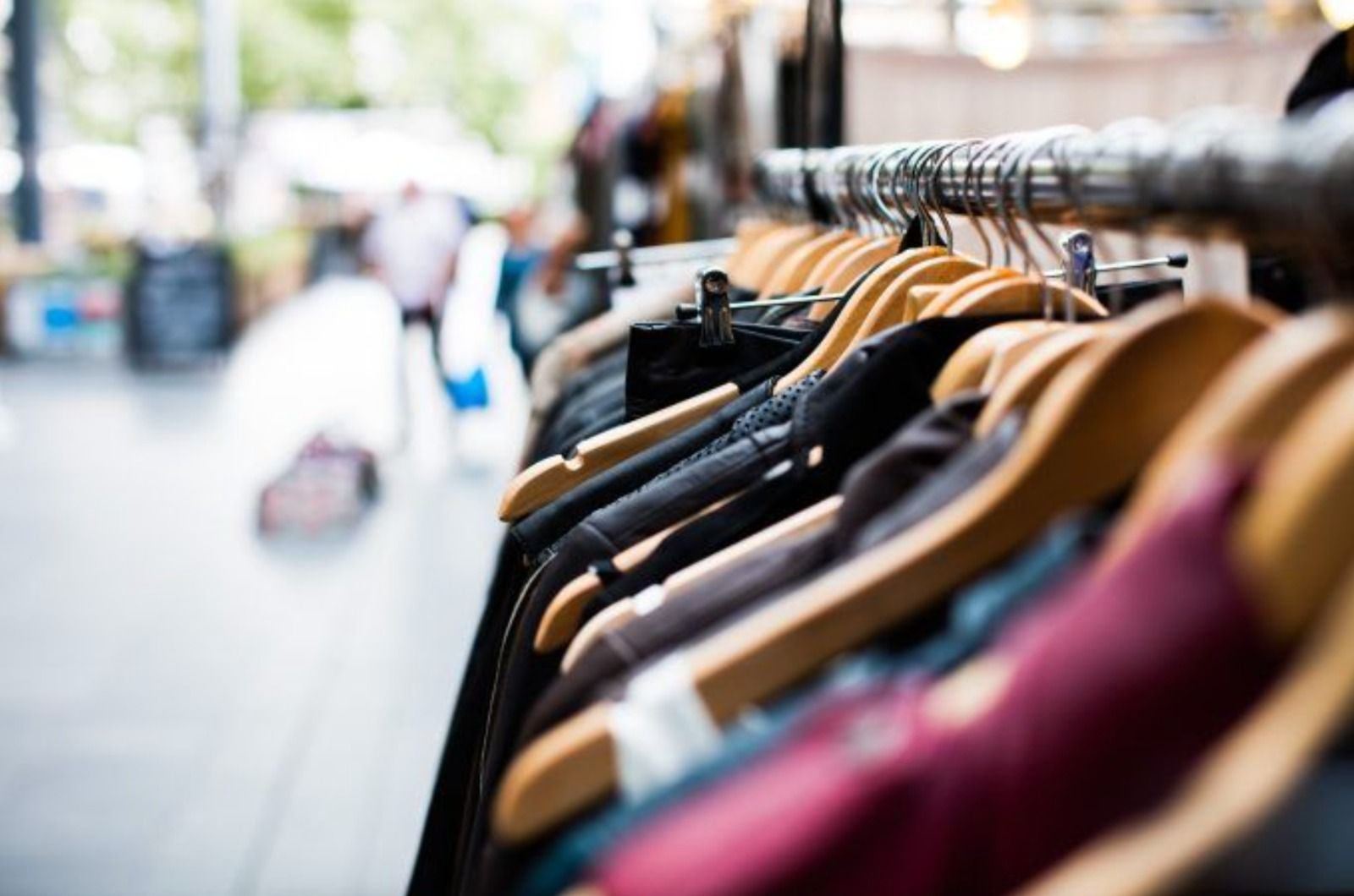 Ropa de una tienda en una calle de Alicante