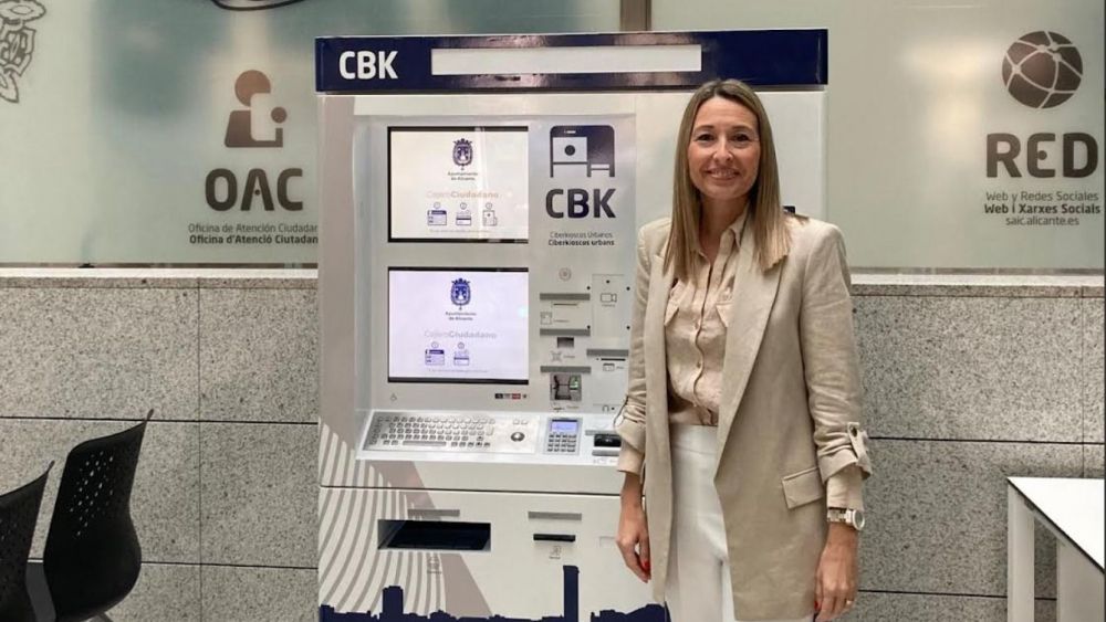La concejala Lidia López junto a un ciberkiosco La concejala Lidia López junto a un ciberkiosco