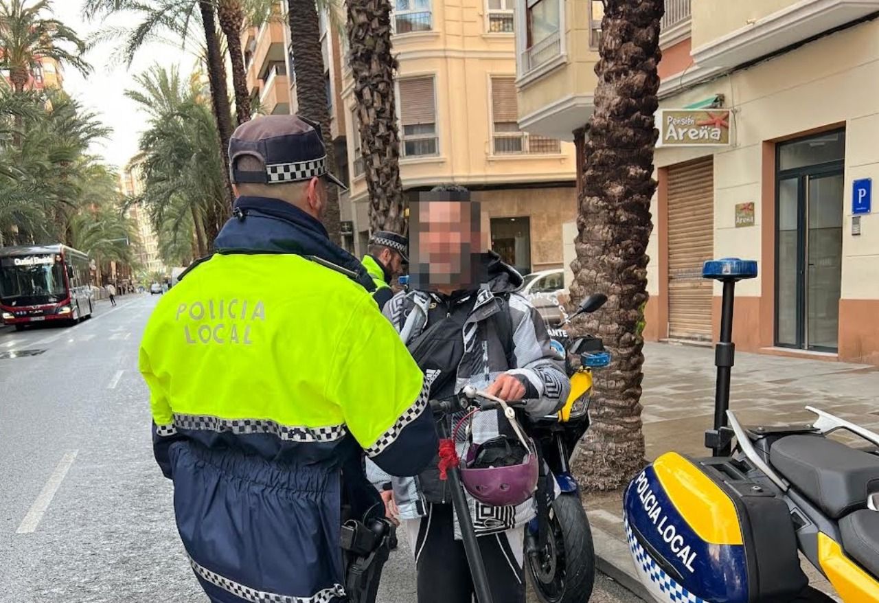 Un agent posa una multa a una persona amb un patinet elèctric Un agent posa una multa a una persona amb un patinet elèctric