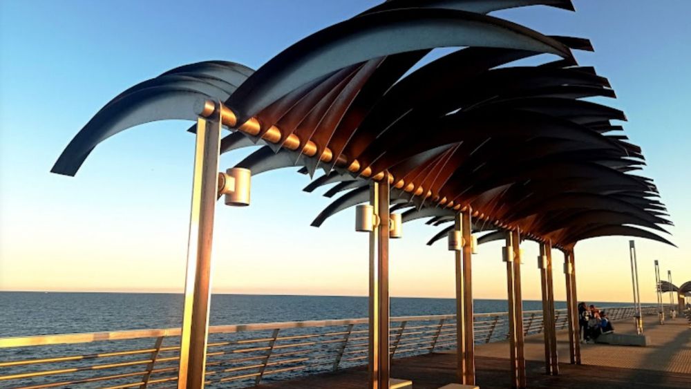 Pasarela peatonal del Puerto de Alicante junto al mar en el muelle 12 Pasarela peatonal del Puerto de Alicante junto al mar en el muelle 12