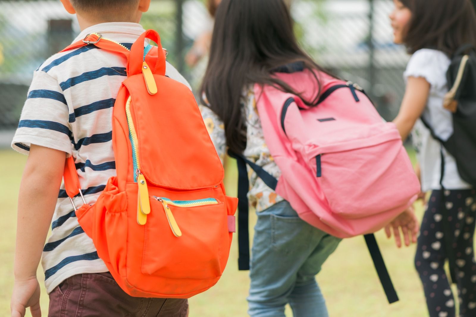 Tres alumnes de primària en un col·legi d'Alacant