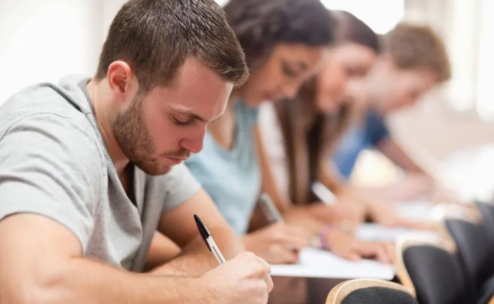 Varias personas haciendo un examen de oposición