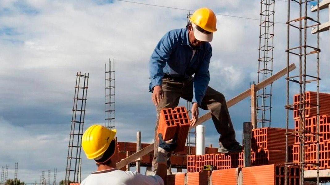 Obreros en la construcción de un vivienda