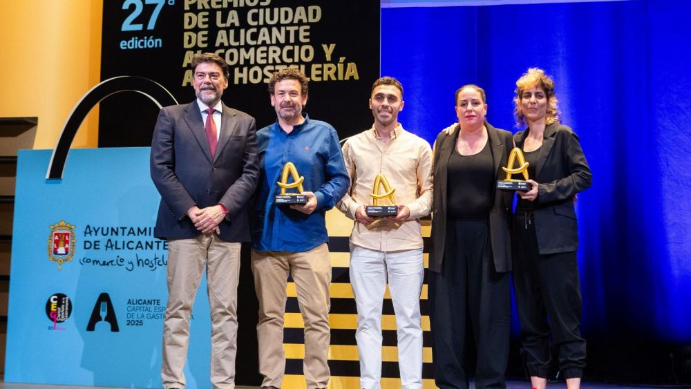 Alguno de los galardonas de los Premios al Comercio y la Hosteleria de Alicante junto al alcalde Luis Barcala Alguno de los galardonas de los Premios al Comercio y la Hosteleria de Alicante junto al alcalde Luis Barcala