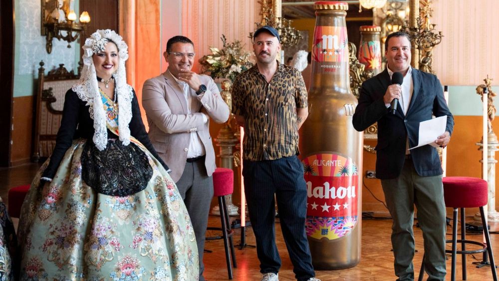 Presentación del nuevo botellín especial de Mahou en honor a las Hogueras Presentación del nuevo botellín especial de Mahou en honor a las Hogueras