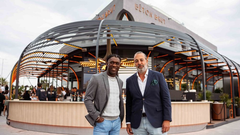 Clarence Seedorf junto a uno de los socios de Béton Brut, de Forty Group