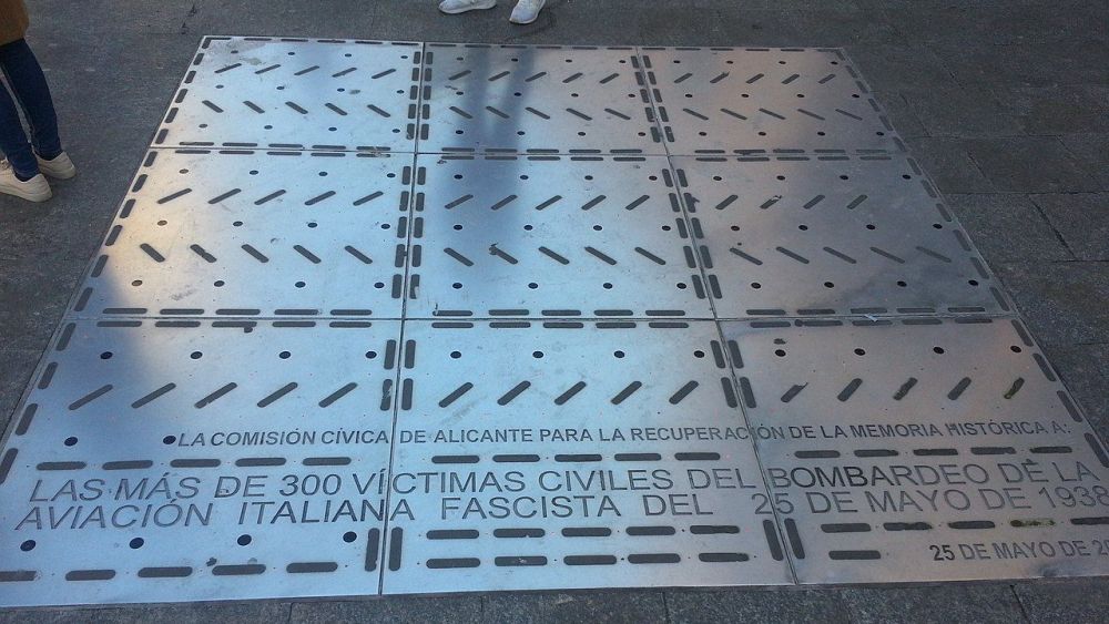 Monumento a las víctimas del bombardeo del 25 de mayo en el Mercado Central de Alicante